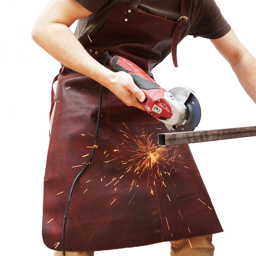 Braune Lederschürze beim Trennen von Metall mit einem Winkelschleifer