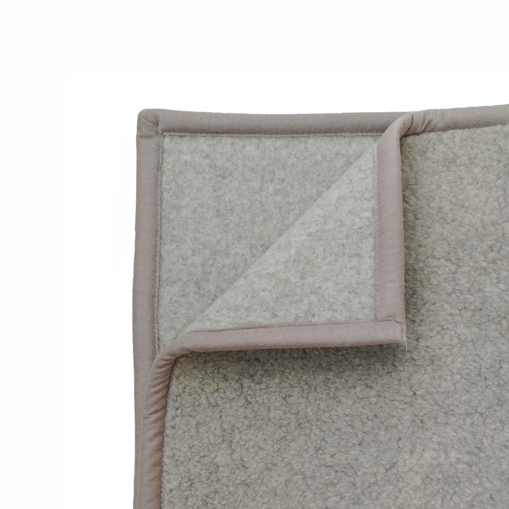 Velourrand der hellgrauen Merino-Wolldecke im Detail