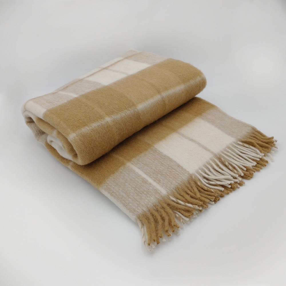 Gefaltete Merino-Wolldecke Camel mit beige-cremefarbenem Karomuster und Fransen