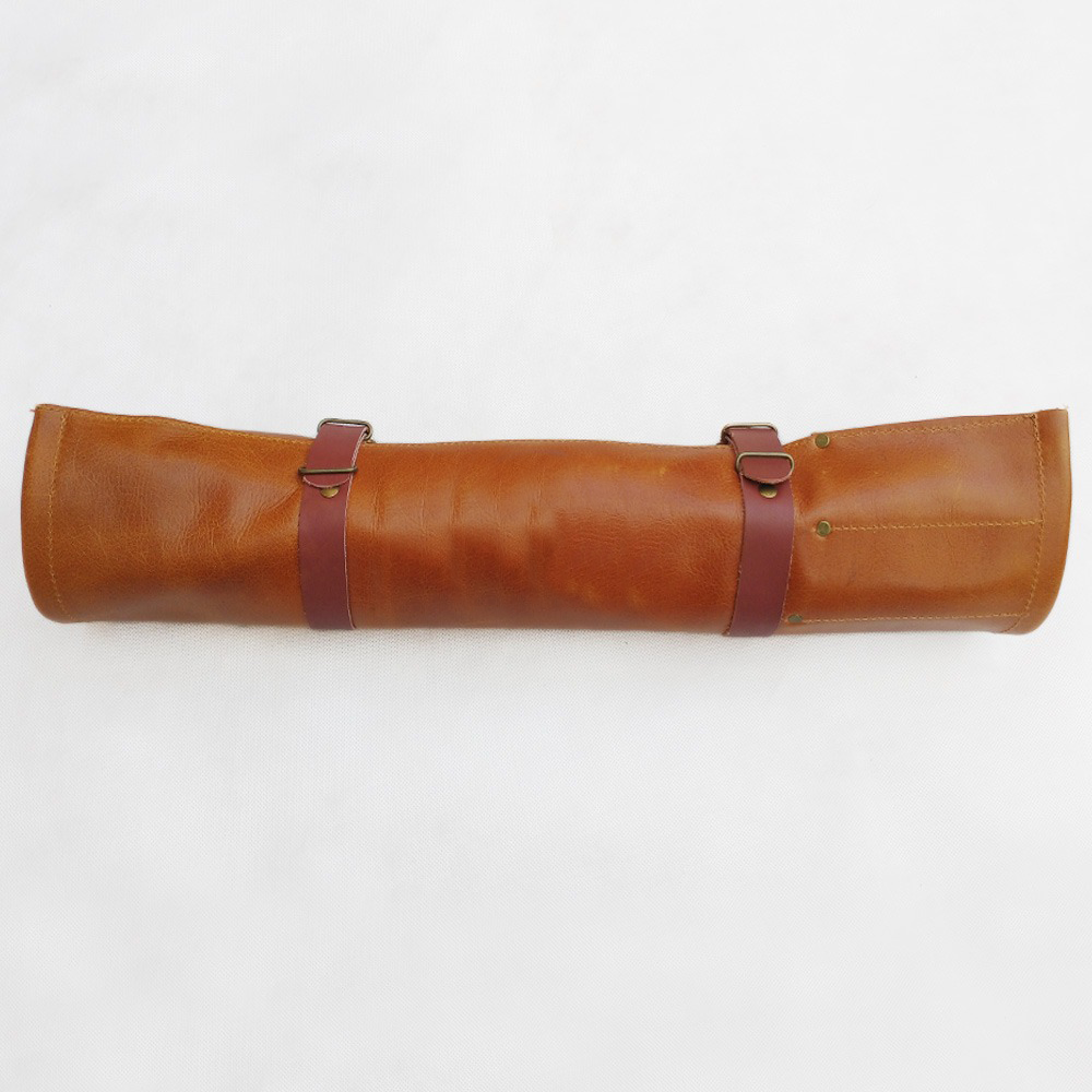 Nadčasová kožená rolka je vyrobená z hovädzej hladenice a zabezpečuje ochranu čepelí nožov.
