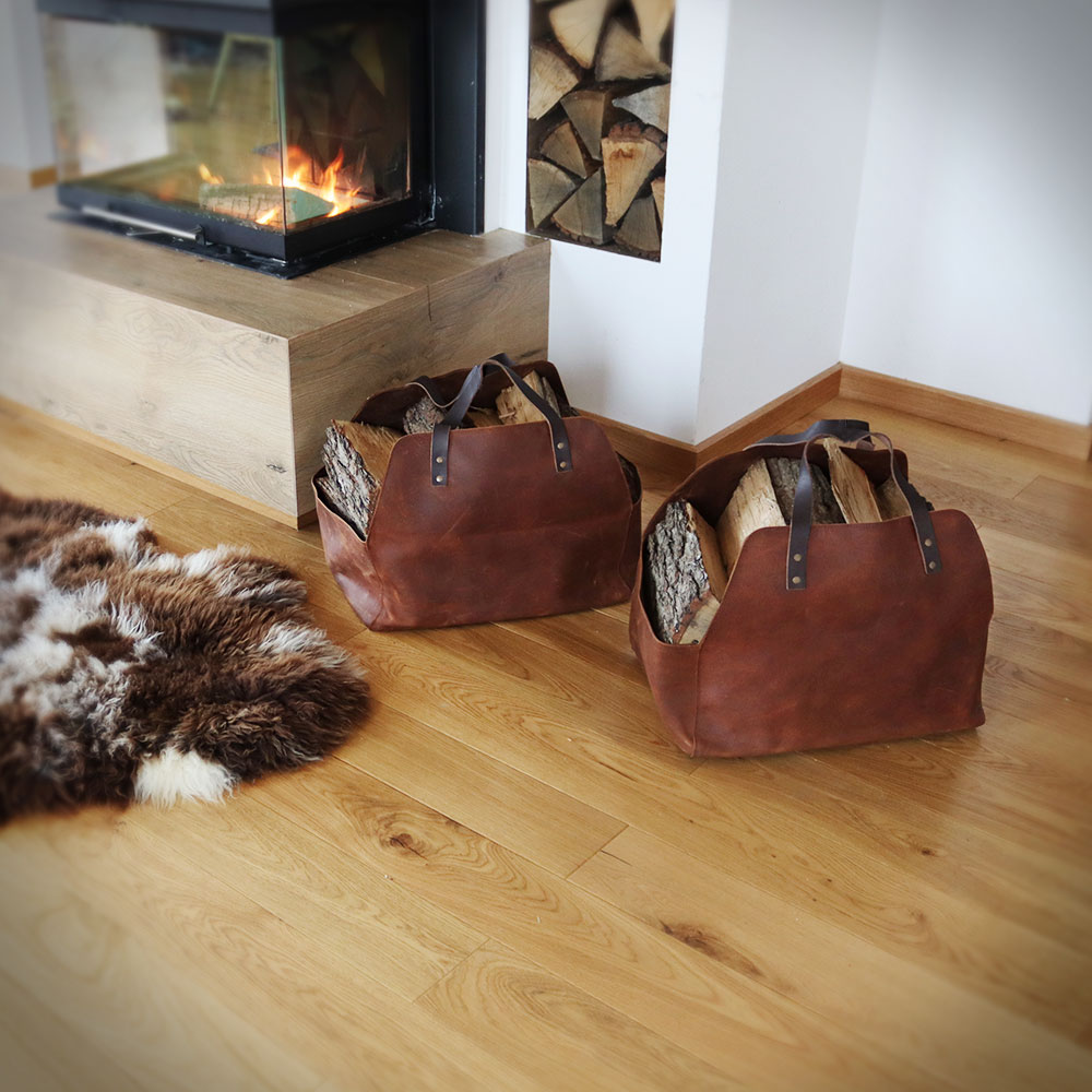 Zwei Kaminholztaschen aus Leder im Wohnbereich Zwei Kaminholztaschen aus Leder im Wohnbereich