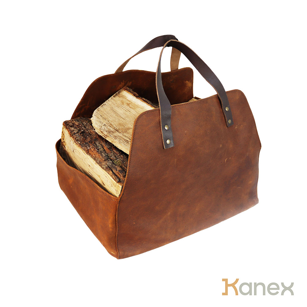 Freigestellte Kaminholztasche aus Leder mit Holzscheiten