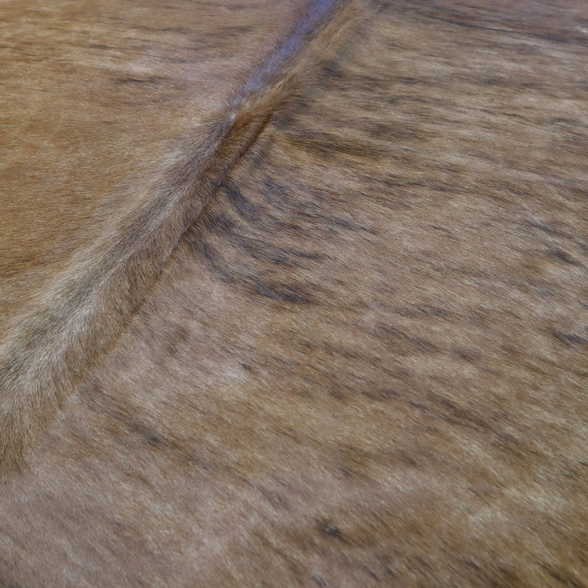 Kuhfell 633 – Gestromt, 210 × 180 cm – Ansicht 2
