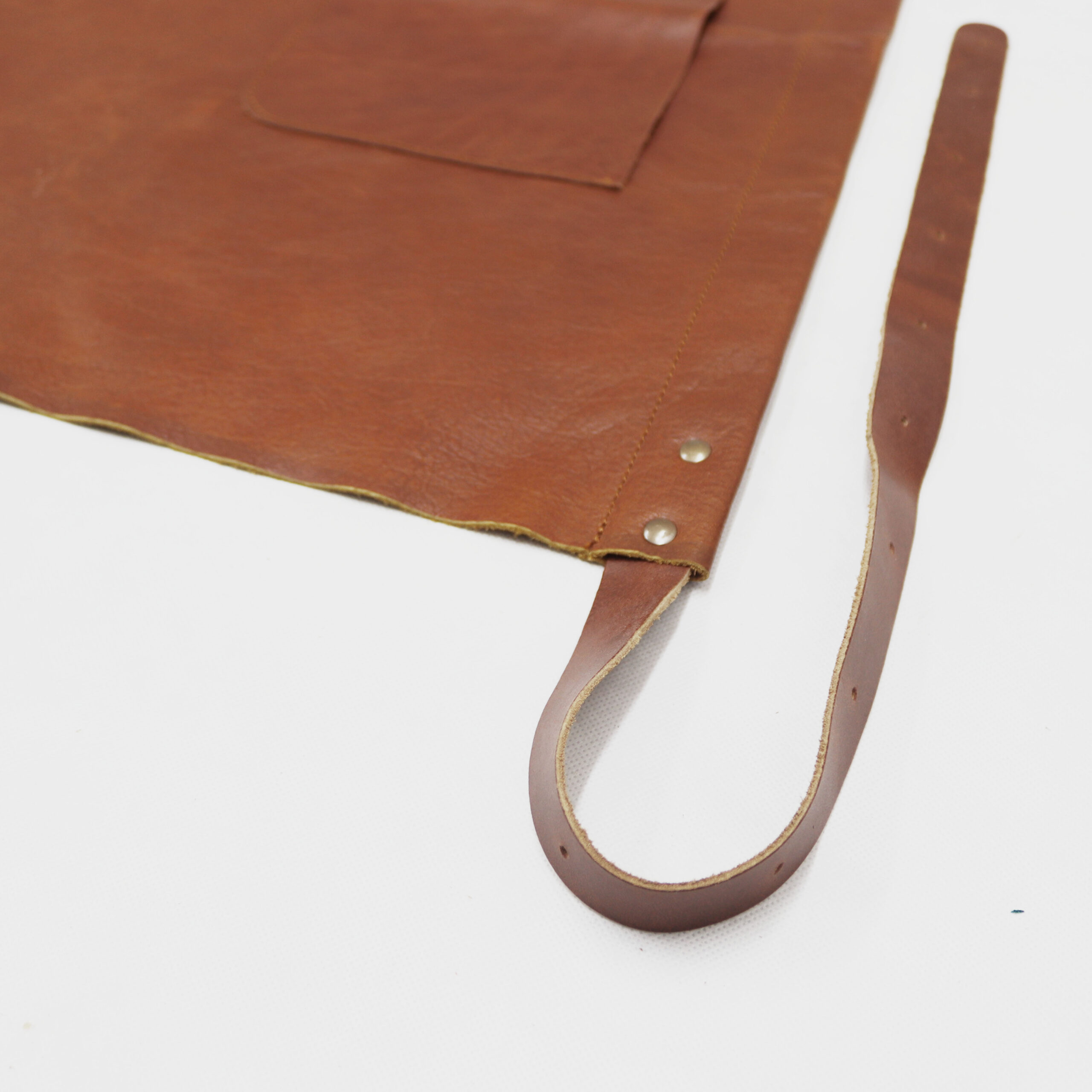 Riemen, Nieten und Naht der braunen Kellner-Lederschürze im Detail Riemen, Nieten und Naht der braunen Kellner-Lederschürze im Detail