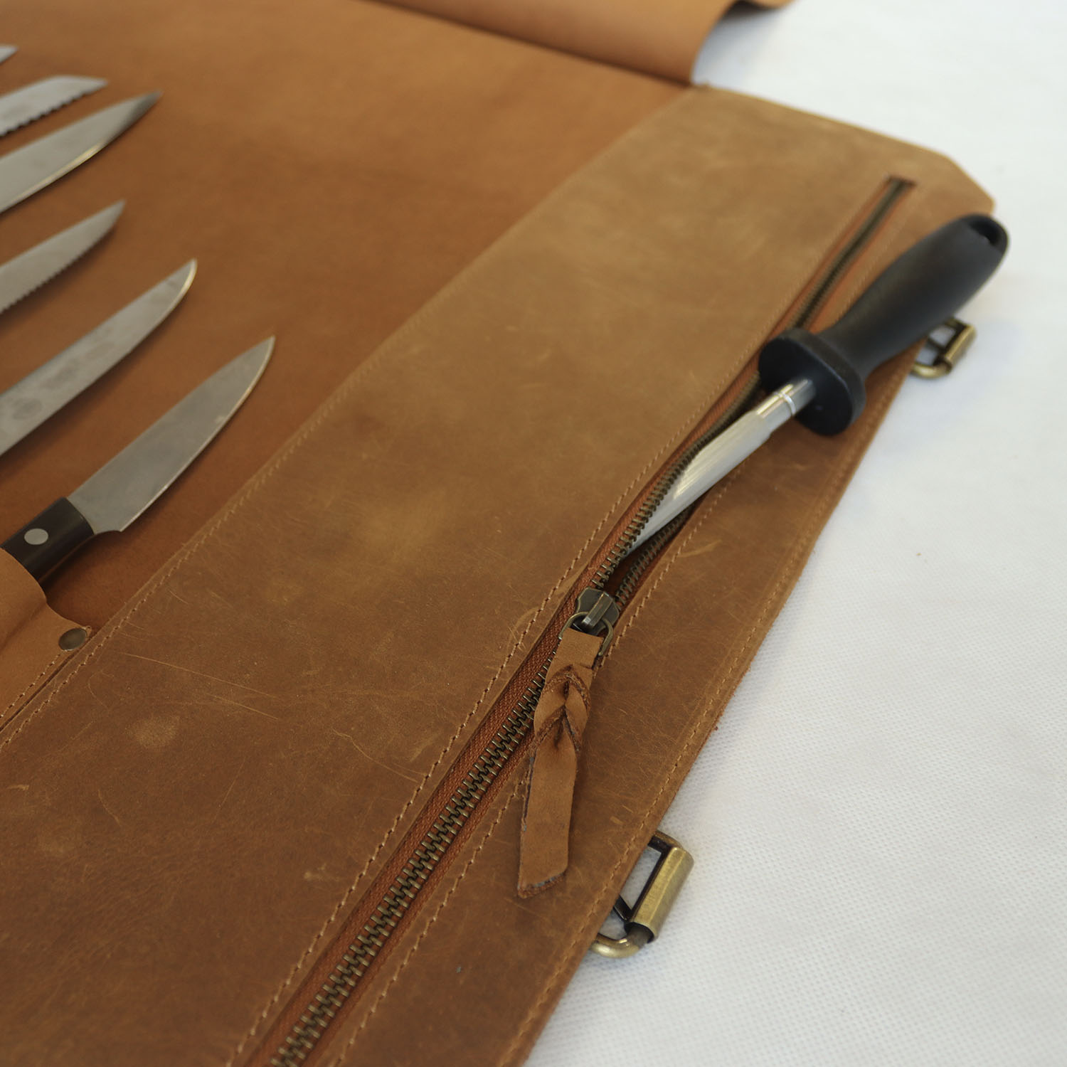Braune Messerrolle Master 761 – Detail des Reißverschlussfachs mit Wetzstahl als Nutzungsbeispiel Braune Messerrolle Master 761 – Detail des Reißverschlussfachs mit Wetzstahl als Nutzungsbeispiel