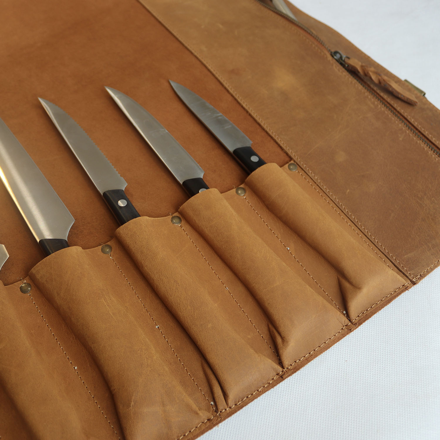 Braune Messerrolle Master 761 – Detail der Lederfächer mit beispielhaft eingelegten Messern Braune Messerrolle Master 761 – Detail der Lederfächer mit beispielhaft eingelegten Messern