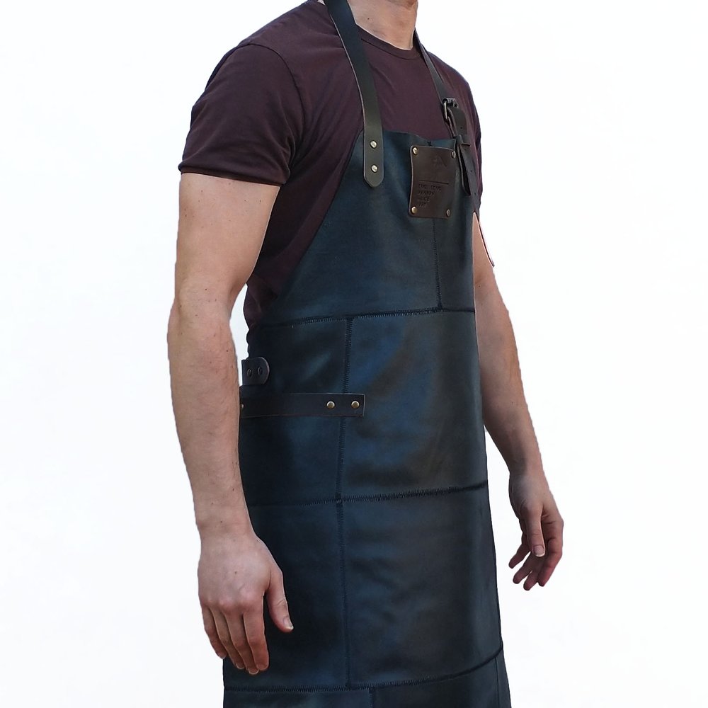 Lederschürze Basic 5202 – schwarze Variante am Modell
