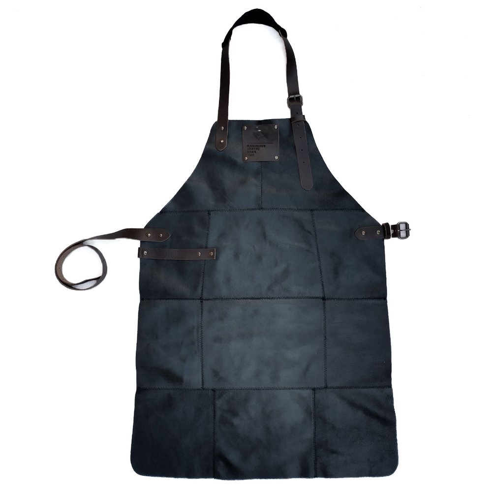 Lederschürze Basic 5202 – schwarze Variante ausgebreitet mit Riemen